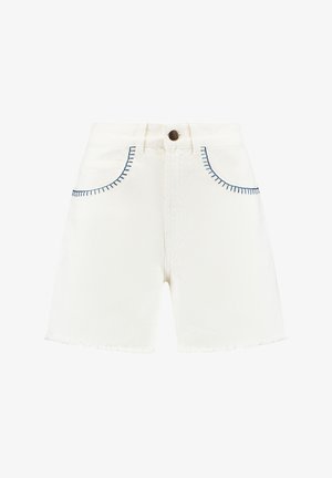 Biele džinsové šortky s rozstrapkaným lemom, s modrým prešívaním na vreckách a páse. Kovové zapínanie na prednej strane.