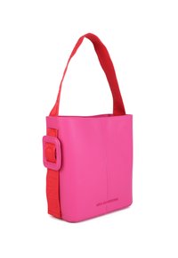 Rosa Lederhandtasche mit einer strukturierten Form, ausgestattet mit einem roten Stoffriemen und einem auffälligen quadratischen Schnallendetail an der Seite.