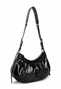 Borsa a mano in pelle nera con design arricciato, chiusura con cerniera superiore e una singola tracolla regolabile. Presenta una finitura lucida e una forma curvata.