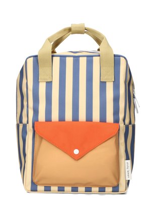 Gestreepte rugzak in beige en blauw met een grote oranje voorvak, voorzien van een drukknoopsluiting en textuurhandvatten voor gemakkelijk dragen.