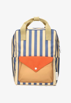 Sac à dos rayé beige et bleu avec une grande poche avant orange, doté d'une fermeture à pression et de poignées texturées pour un transport facile.