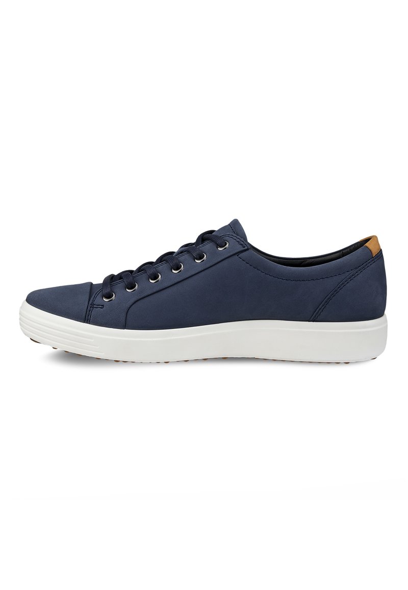 Marineblaue Leder Sneaker mit runder Zehenpartie, weißer Gummisohle und sechs Ösen. Mit einem braunen Akzent an der Ferse. Glatte Textur.