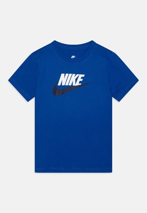 T-shirt Nike bleu à manches courtes avec texte blanc Nike et logo swoosh noir centré à l'avant.