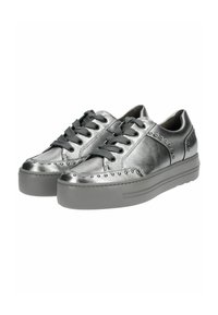 Sneakers grigio metallizzate con finitura testurizzata, punta tonda e design con lacci. Presentano borchie decorative lungo i lati e una suola in gomma spessa.