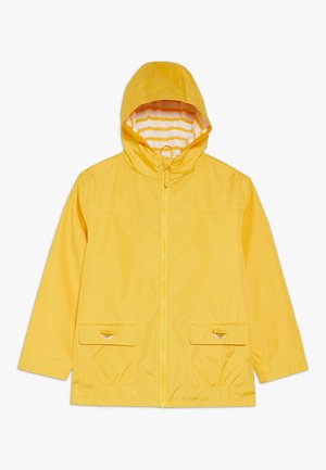 Chaqueta impermeable amarilla con capucha, dos bolsillos frontales y un forro interior a rayas. Presenta un cierre con cremallera y puños elásticos.