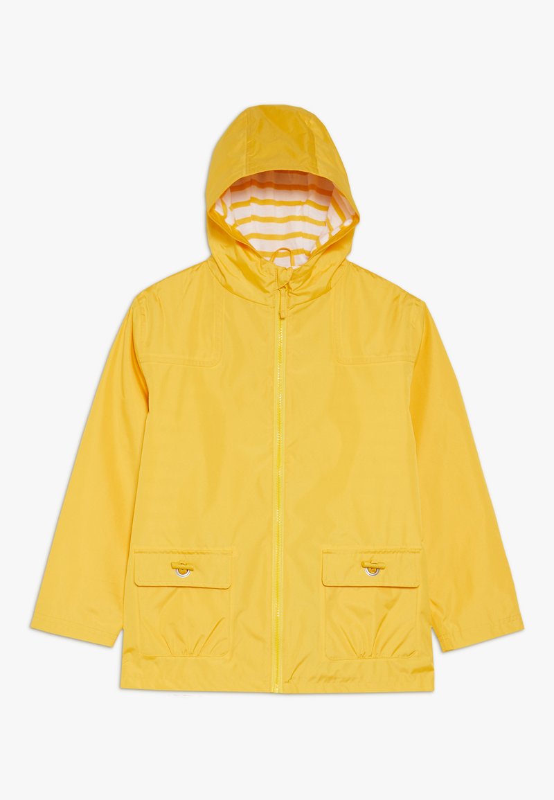 Chaqueta impermeable amarilla con capucha, dos bolsillos frontales y un forro interior a rayas. Presenta un cierre con cremallera y puños elásticos.