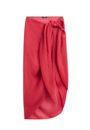 Rode midi wikkelrok met grote zijknoop, gemaakt van lichtgewicht stof.