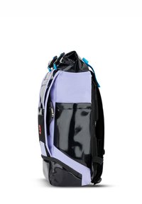 Fekete fényes alapú hátizsák lila akcentusokkal. Párnázott vállpántokkal, több zsebbel és felgöngyölhető záródással rendelkezik.