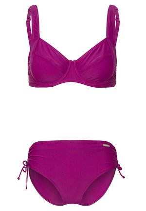 Magenta bikini w skład którego wchodzi usztywniony biustonosz z regulowanymi ramiączkami oraz kostium kąpielowy o wysokim stanie z bocznymi trokami pozwalającymi na dopasowanie. 