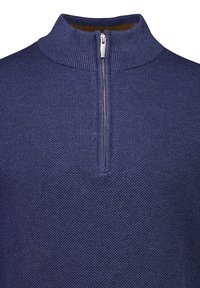 Granatowy dzianinowy golf z wysokim kołnierzem i zamkiem błyskawicznym do jednej czwartej. Posiada teksturowany wzór i kontrastową podszewkę wewnętrzną. Prosty i funkcjonalny design.
