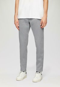 Grijze katoenen chinos met een slim fit, platte voorkant en zijzakken, geboren met witte sneakers en een eenvoudige witte t-shirt.