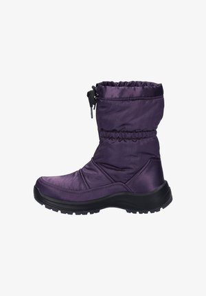 Bota de invierno aislada en color púrpura con una parte superior de textil acolchonado, cuello elástico y suela de goma texturizada. Presenta una punta curva y acentos de costura.