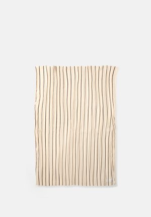 Tela plisada beige con rayas verticales negras, ligera, textura suave, patrón de olas irregular, forma rectangular, sin herrajes visibles.