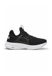 Baskets noires de sport avec une semelle blanche épaisse, empeigne en mesh, bride élastique au talon et inscription "SOFTRIDE" imprimée sur le côté de la semelle.