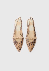 Pantofi slingback cu imprimeu leopard, cu vârful ascuțit, confecționați din material moale, având detalii cu fundiță și accente metalice aproape de gleznă.