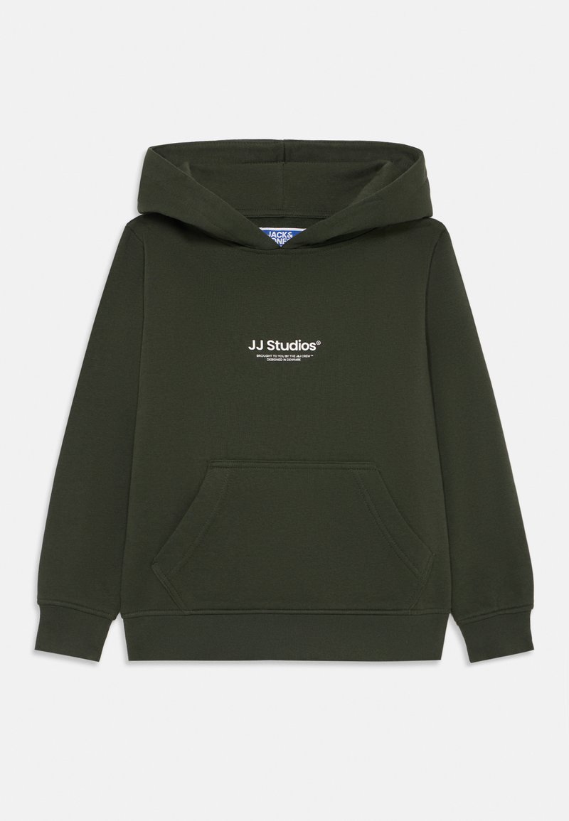 Σκούρο πράσινο φούτερ από μίγμα βαμβακιού με μπροστινή τσέπη καγκουρό, ριμπ μανσέτες και λογότυπο "JJ Studios" τυπωμένο στο στήθος.