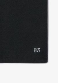 T-shirt nera realizzata in un tessuto morbido, con la scritta "ULTRA DRY" in bianco nell'angolo inferiore destro. Sono visibili i dettagli delle cuciture.
