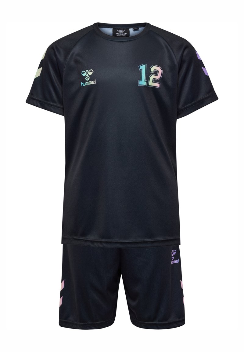 Camisa de fútbol negra de manga corta, con el número "12" en colores iridiscentes y logo. Combinada con pantalones cortos negros a juego.
