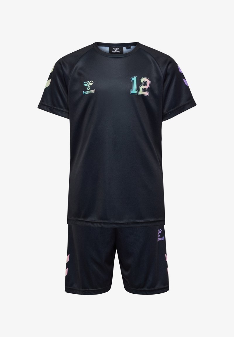 Camisa de fútbol negra de manga corta, con el número "12" en colores iridiscentes y logo. Combinada con pantalones cortos negros a juego.