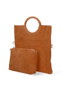 Borsa tote in suede marrone con un manico rotondo, dotata di una pochette abbinata removibile. Entrambi presentano una texture morbida e un design minimale.