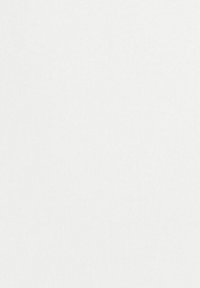 Weißer, strukturierten Stoff mit glatter Oberfläche und feiner Rippung, geeignet für Freizeitkleidung, mit einer einheitlichen und konsistenten Oberflächenerscheinung.