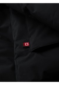 Tessuto nero imbottito con un piccolo etichetta rettangolare nera e rossa che presenta un quadrato contornato bianco e la parola "O'NEILL."