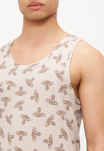 Ärmelloses, beigefarbenes Tanktop mit braunen abstrakten Mustern, das einen runden Ausschnitt und einen weichen, leichten Baumwollstoff aufweist.