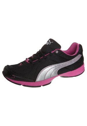 Chaussure de course Puma noire et rose avec une bande latérale argentée, des lacets noirs et une doublure intérieure rose, présentée légèrement en angle.