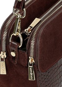 Borsa bordeaux con texture in suede e effetto coccodrillo, caratterizzata da doppie cerniere dorate e dettagli in metallo, design compatto.