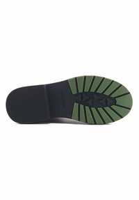 Melna gumijas zole ar zaļu saķeres rakstu un vertikālām rievām. Uzbūvēts zīmola nosaukums "NINE WEST" un izmērs "37" reljefā.
