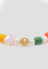 Flerfarvet perlekæde med gule, pink, grønne og orange perler, hvide perler og en gylden dekorativ accent.
