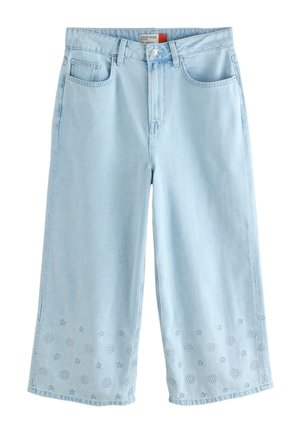 Lyseblå vidde-cropped jeans med frontlommer og små broderede blomsterdekorationer nær kanten på begge ben.