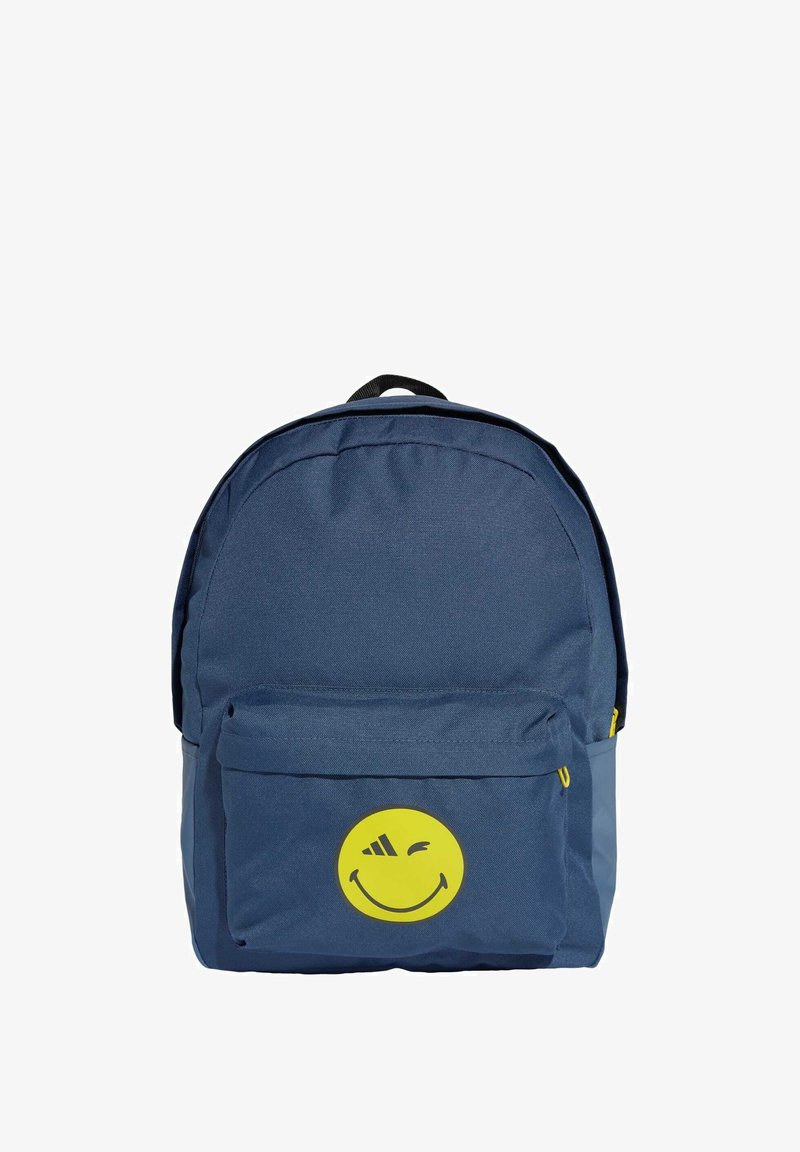 Zaino blu navy con una tasca frontale raffigurante una faccina sorridente gialla con l'occhio che strizza e il logo Adidas nero su sfondo bianco.