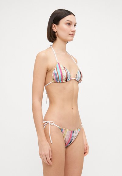 Bikini a righe multicolori con dettagli in oro. Top triangolare e slip laterali con laccetti in tessuto lucido. Spalline regolabili.