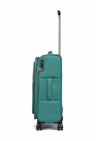 Maleta rígida de tela color teal con un asa plateada retráctil, cuatro ruedas negras, bolsillos frontales y costuras amarillas de acento.