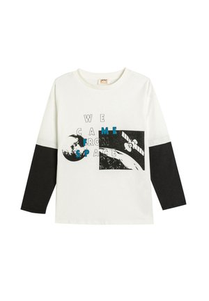 Biały i czarny t-shirt z długim rękawem. Posiada graficzny nadruk z napisem „PRZYBYLIŚMY Z KOSMOSU”, z wizualizacją Ziemi i satelity. Wykonany z materiału bawełnianego.