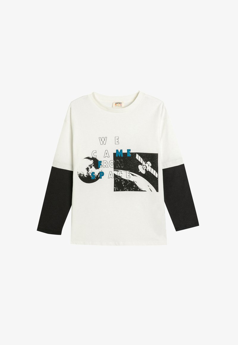 Langarm-T-Shirt in Weiß und Schwarz. Mit grafischem Druck "WIR KOMMEN AUS DEM WELTALL", Erde und Satellitendesign. Aus Baumwollstoff.