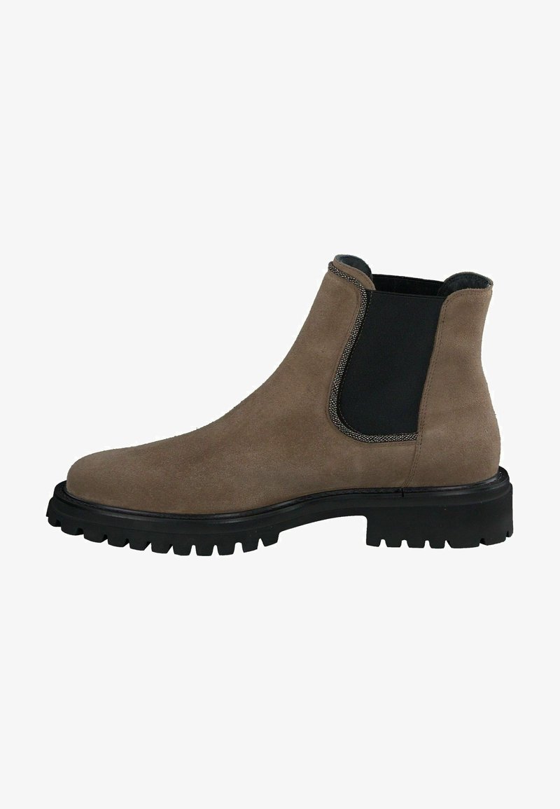Bruine suede enkelboot met elastische zijpaneel, gestructureerde afwerking en zwarte rubberen zool met diepe noppen voor grip.