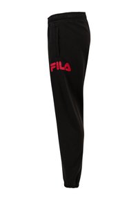 Zwarte sweatpants met een elastische tailleband en boorden, voorzien van een groot rood "FILA" logo op het linker bovenbeen. Inclusief zijzakken.