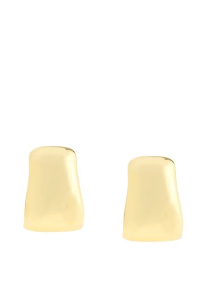 Une paire de boucles d'oreilles rectangulaires en or lisse et brillant avec des bords légèrement courbés sur un fond blanc.