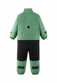 Zielono-czarny wodoodporny kombinezon z wysokim kołnierzem, elastycznymi mankietami i odblaskowym logo. Projekt ma kontrastujące kolory w różnych sekcjach.