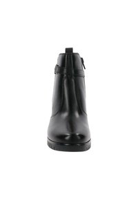 Bottines noires à cheville avec une finition en cuir lisse, dotées d'une fermeture éclair sur le côté, d'une sangle décorative, d'un bout arrondi et d'une semelle en caoutchouc texturée et basse.