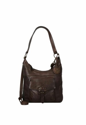 Sac à épaule en cuir marron avec une bandoulière unique, poche avant, détail de boucle et charme en métal en forme d'ancre. Texture lisse et accents de couture.