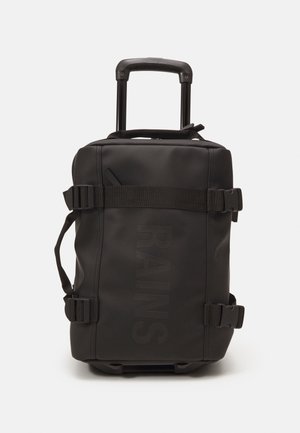 Borsa duffel nera impermeabile con forma strutturata, doppie maniglie e cinghie anteriori. Presenta un grande logo in rilievo e una texture liscia.