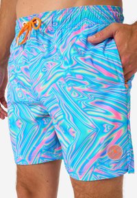 Vyrų maudymosi šortai su ryškiai mėlynu, rožiniu ir violetiniu abstrakčiu bangų raštu. Savybės: elastinga juosmens juosta ir oranžinė virvelė.