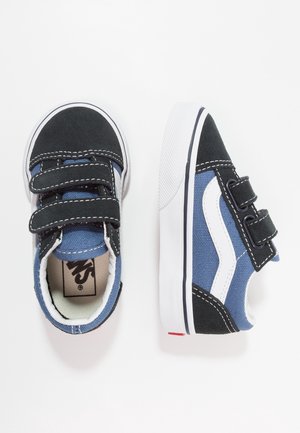 Paire de baskets pour tout-petits bleu, noir et blanc avec double fermeture velcro et semelles en caoutchouc blanc, vues de dessus et de côté.
