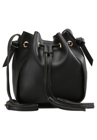 Svart läderhinkväska med guldhardware, dragsnöre upptill och justerbar rem. Har en texturerad yta och långa fransdetaljer.