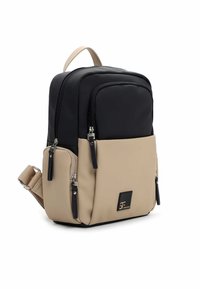 Czarny i beżowy plecak wykonany z trwałego materiału, wyposażony w wiele zamykanych na zamek przegródek, regulowany pasek na ramię oraz detale z logo.
