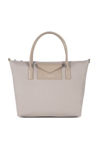 Sac fourre-tout beige avec deux poignées, tissu texturé, poche à rabat triangulaire et logo en relief. Fermeture éclair en haut.