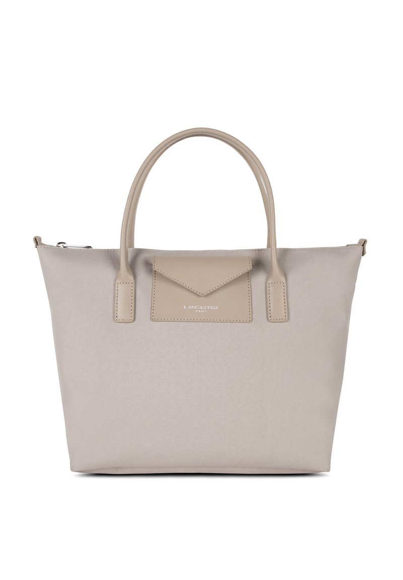 Sac fourre-tout beige avec deux poignées, tissu texturé, poche à rabat triangulaire et logo en relief. Fermeture éclair en haut.